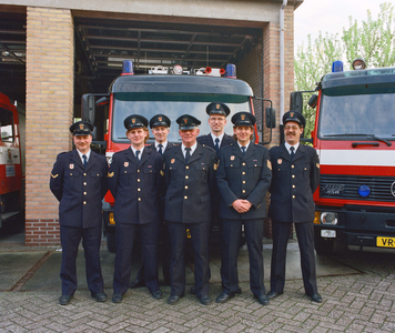 840256 Groepsportret van zeven personeelsleden van de Brandweer Nieuwegein, bij de brandweerkazerne Nieuwegein-Noord ...